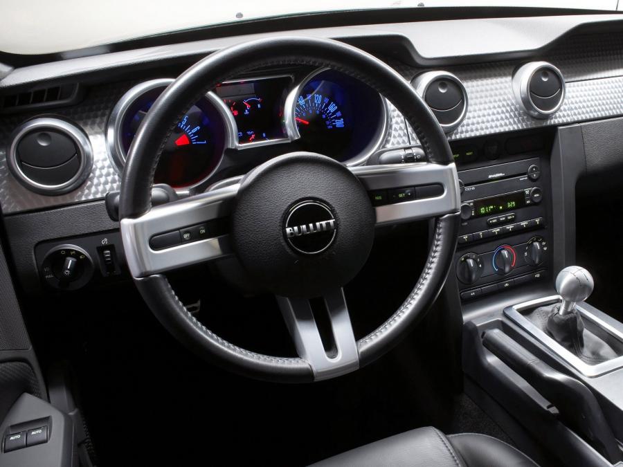 Панель приборов Ford Mustang Bullitt 2008 года  (фото 74 из 84)